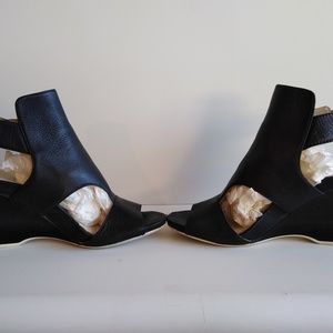 Kenneth Cole black leather wedged sandal